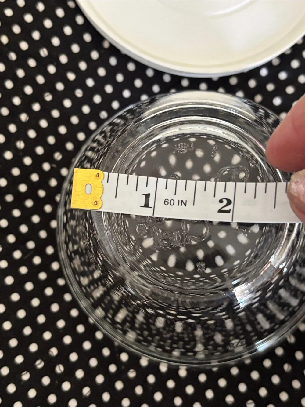 Like new! Pampered Chef Clear Glass Prep Bowls with White Lids - Set of 2